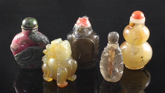 Five Chinese quartz snuff bottles, 19th / 20th century 6cm - 7cm